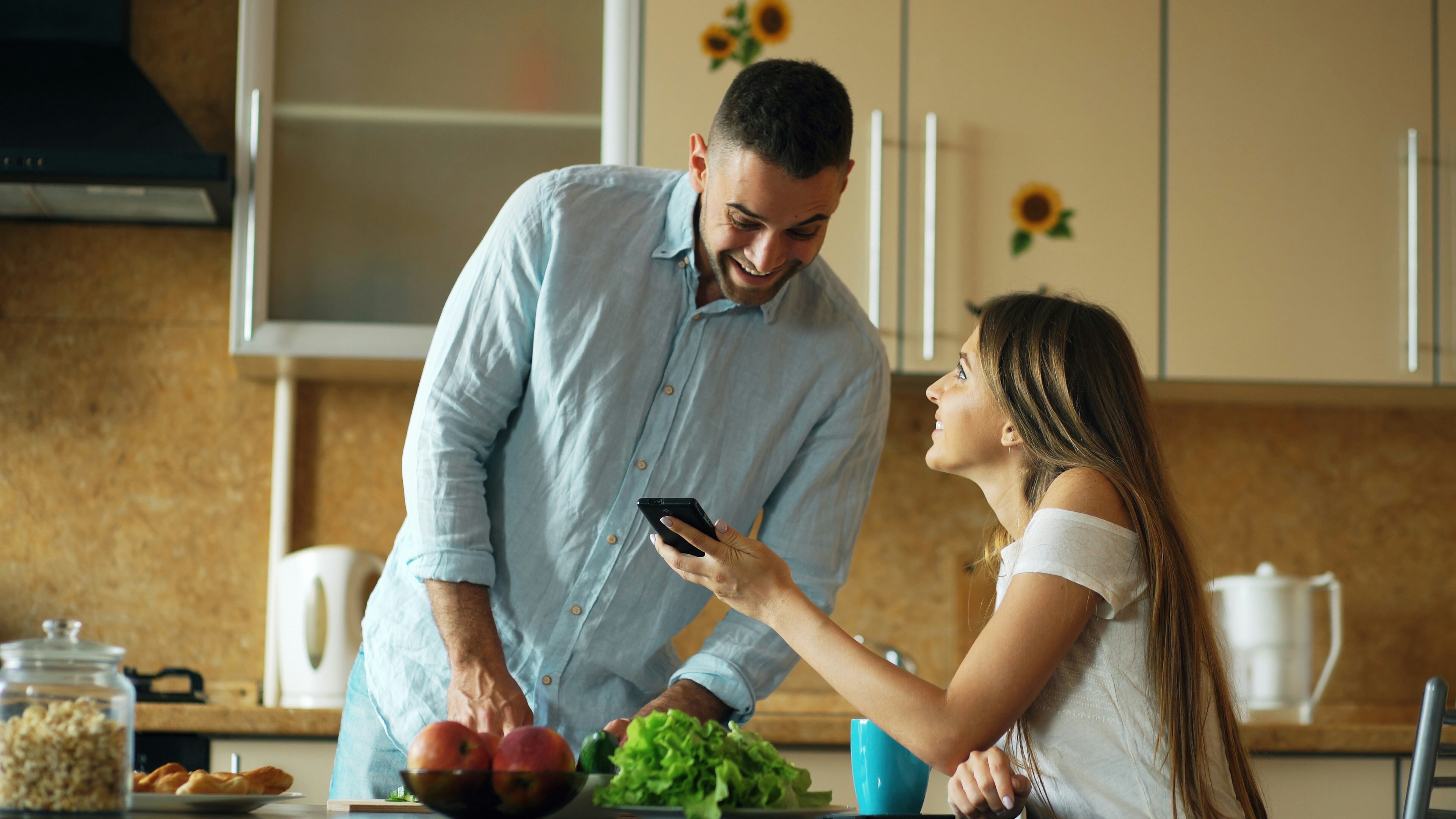 Une personne note ses préférences alimentaires sur son téléphone