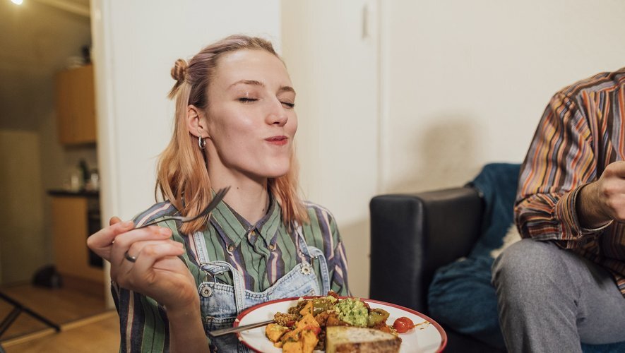Une famille savoure un repas préparé à la maison